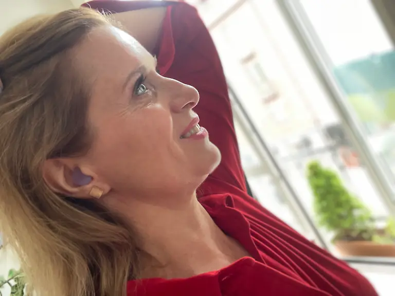 Redakteurin Maren Mangold testet Ohropax Silikon Ohrstöpsel